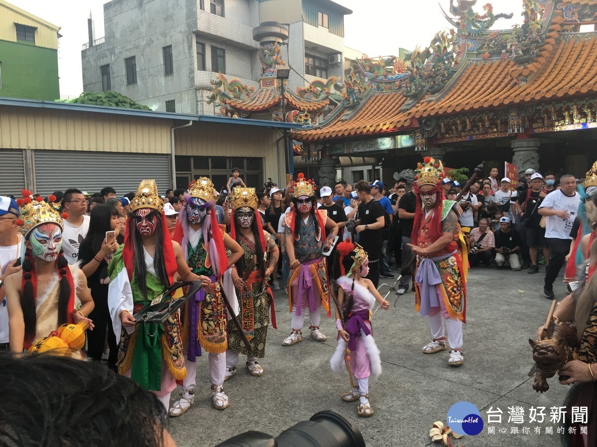 各地的宮廟神將會等都來會香參與城隍出巡。（記者扶小萍攝）