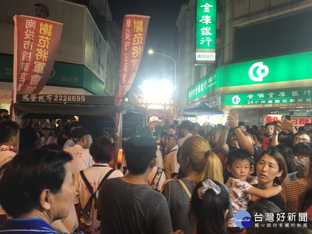 南投市區有如不夜城。(記者扶小萍攝)