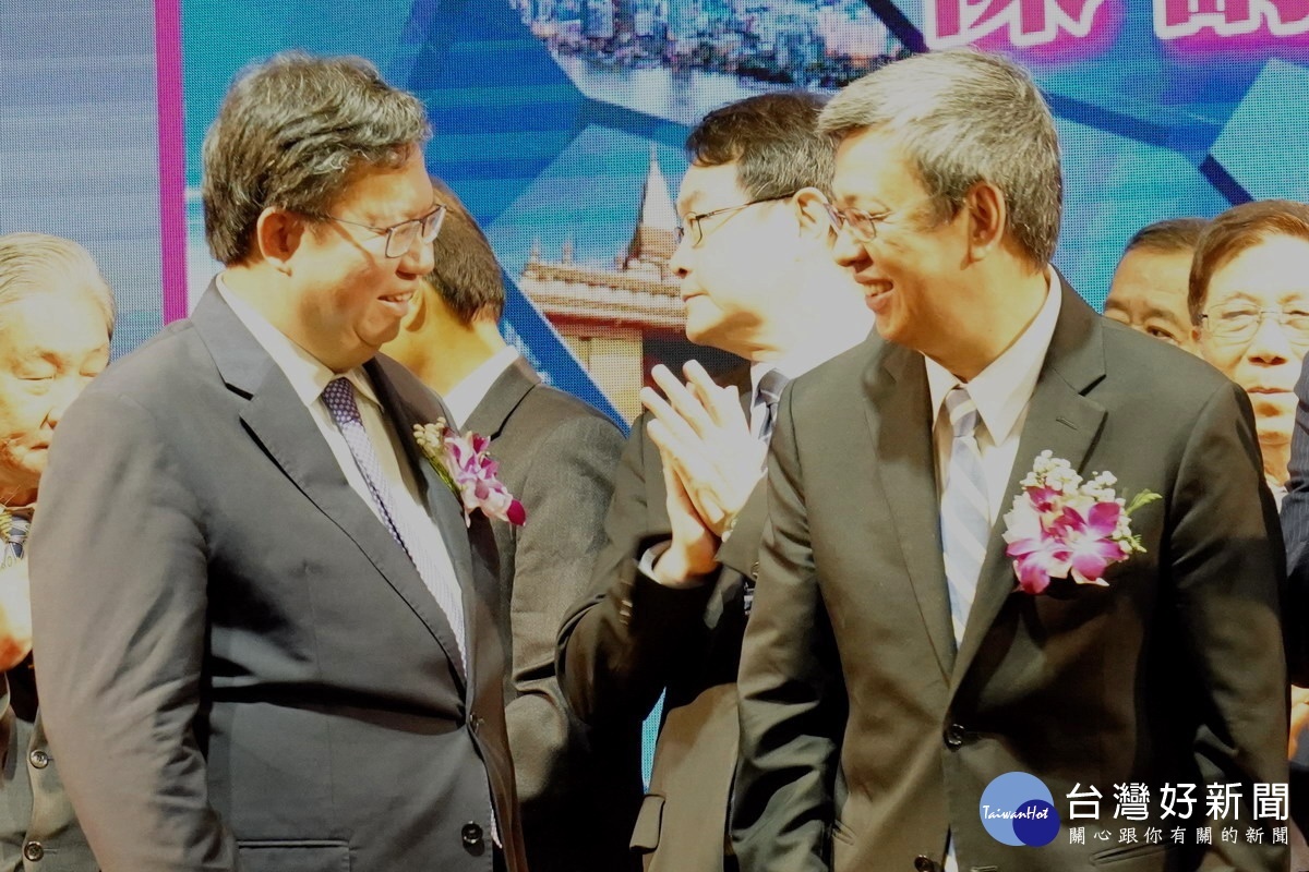 副總統陳建仁參加「亞洲台灣商會聯合總會26屆年會」活動，與桃園市長鄭文燦互動良好。