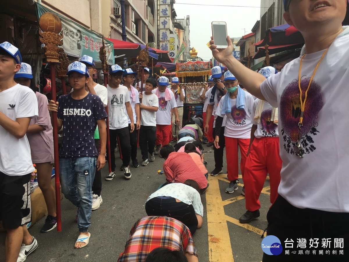 南投市城隍出巡,信眾鑽轎腳祈福。(記者扶小萍攝)