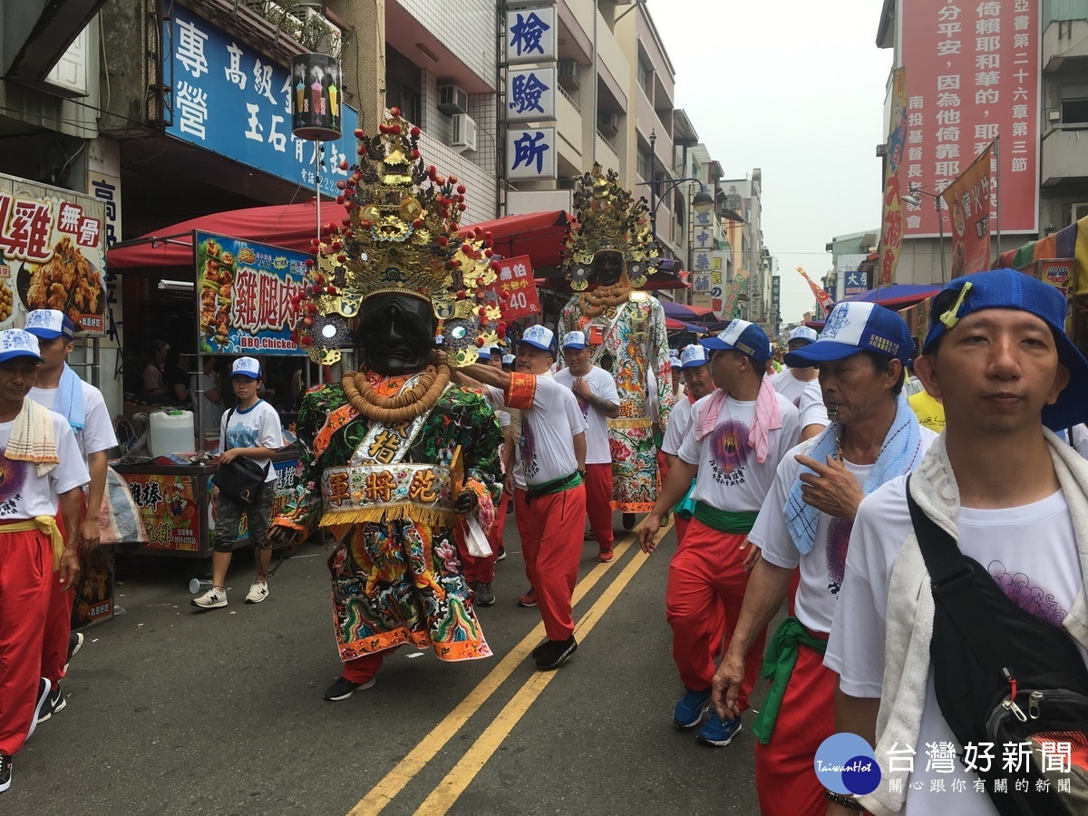 范謝將軍走前頭。(記者扶小萍攝)