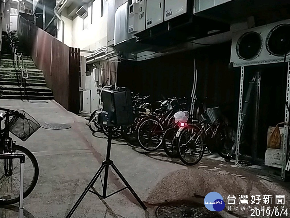 台北市府環保局表示,位於北投區光明路的「漢堡王新北投店」,在營業時產生的油煙異味太重,附近民眾不堪其擾,環保局針對該店進行「異味污染物官能測定」後,測定值超過管制標準10倍,予以重罰新台幣30萬並要求限期改善,後續持續列管複查,至其完成改善為止。(圖/台北市環保局)
