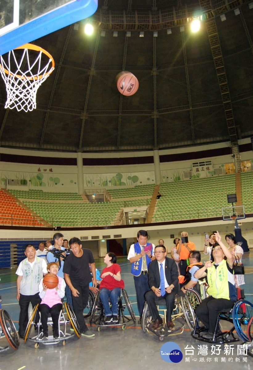 林世賢市長（右）體驗坐在輪椅上投籃的困難度。