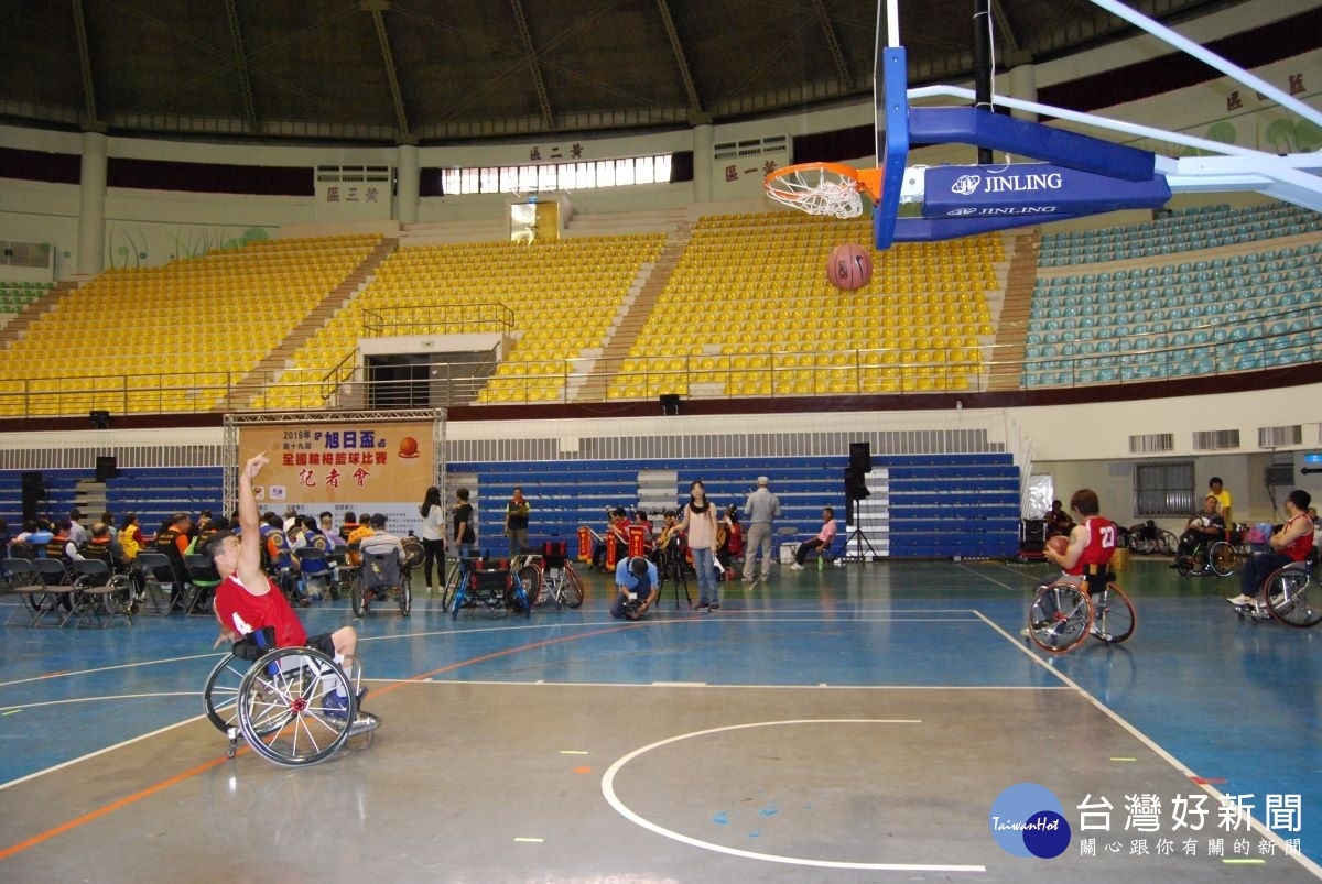 選手們雖然肢體不便坐在輪椅上投籃仍然不含糊。