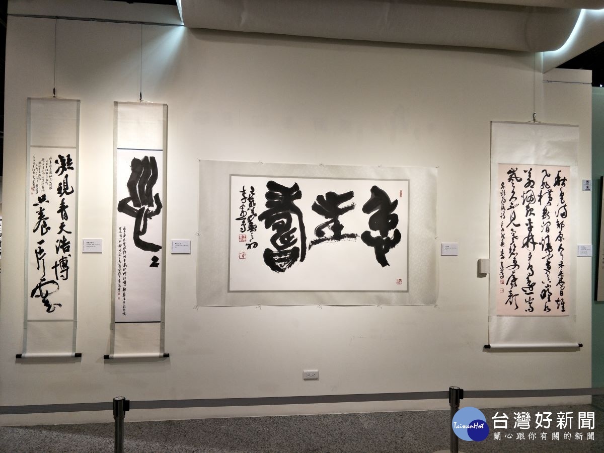 李憲專書法創作。圖/記者鄧富珍攝