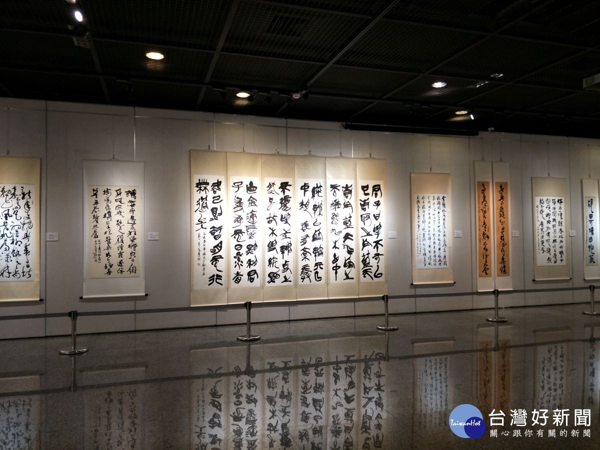 李憲專書法創作。圖/記者鄧富珍攝