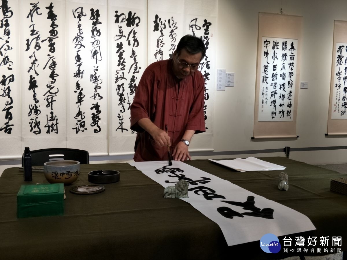 李憲專老師現場揮毫。圖/記者鄧富珍攝