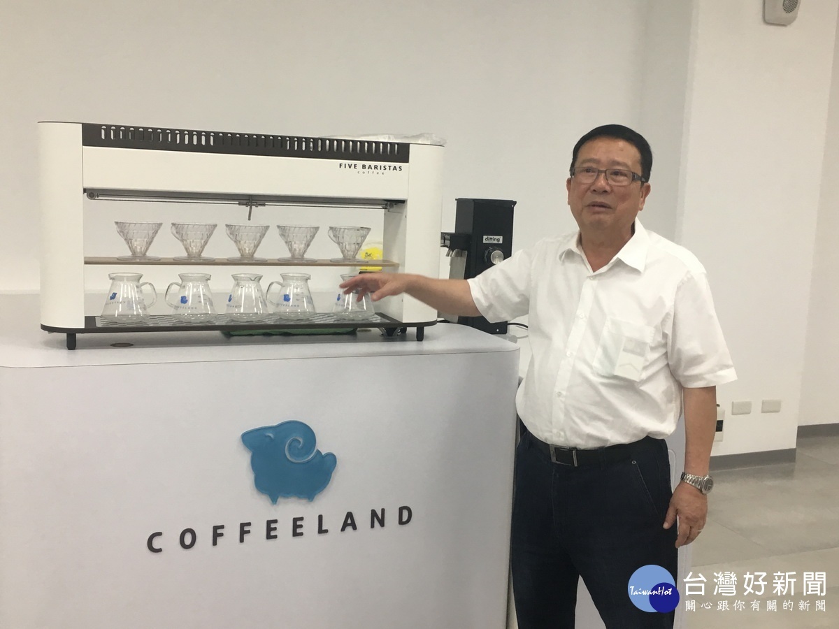 正瀚公司吳董事長展示精良的咖啡沖泡設備等。(記者扶小萍攝)