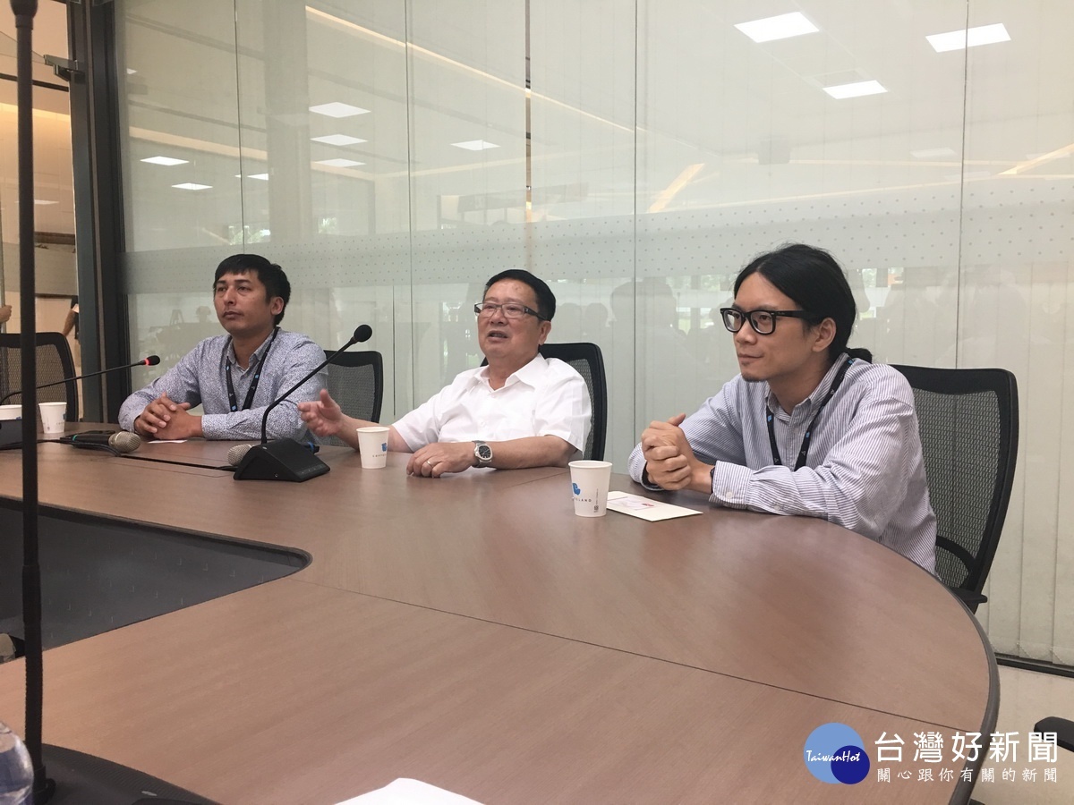 鄒築園方政倫、吳董事長、劉邦禹與媒體暢言咖啡事。(記者扶小萍攝)