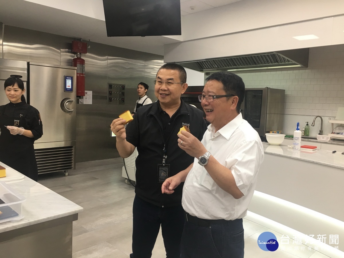 18度C茆董事長與正瀚合作將推烘焙教室。(記者扶小萍攝)