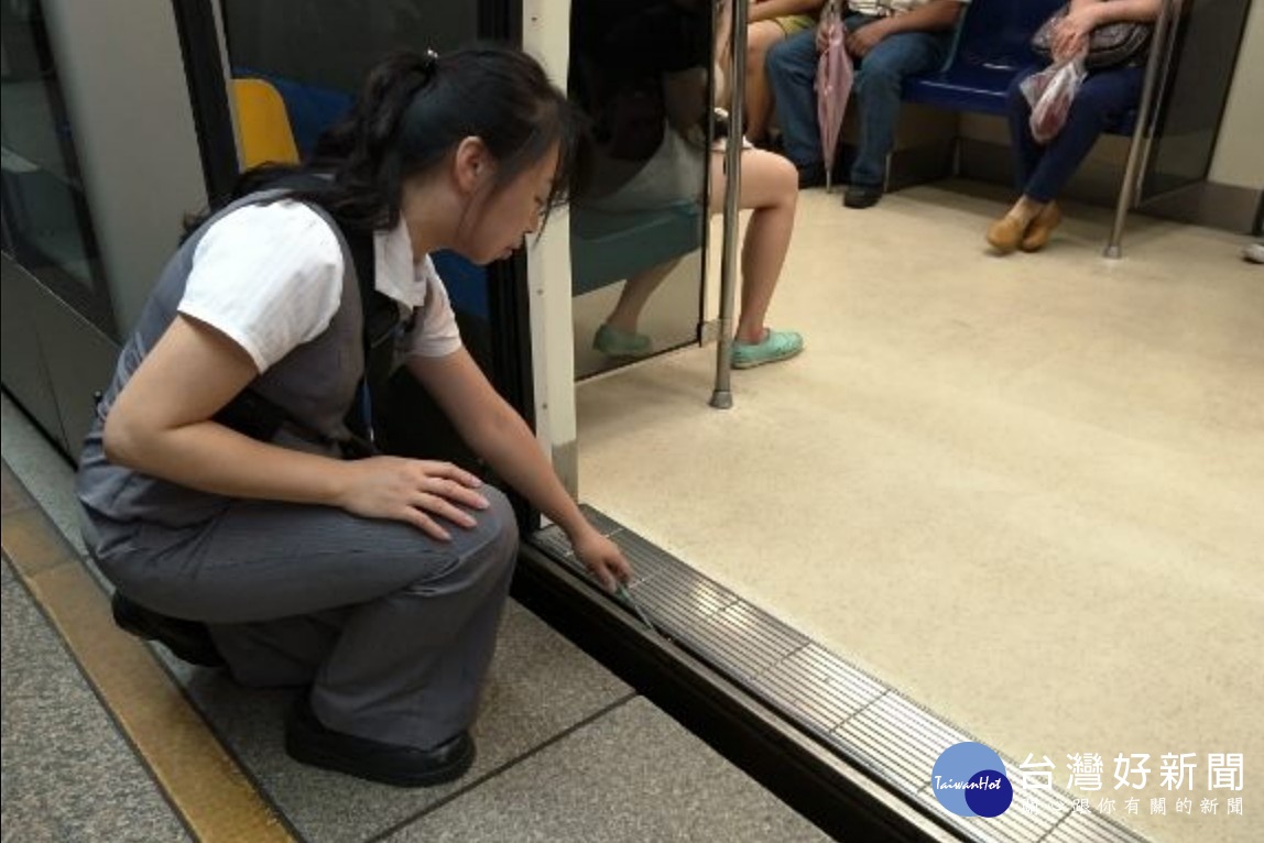 北捷公司表示,北捷電聯車車門異常原因,超過5成以上是「車門卡異物」導致無法正常開關。而「車門卡異物」的元兇,大多是旅客背包的吊飾、拉鍊、衣物配件。(圖/台北捷運公司)