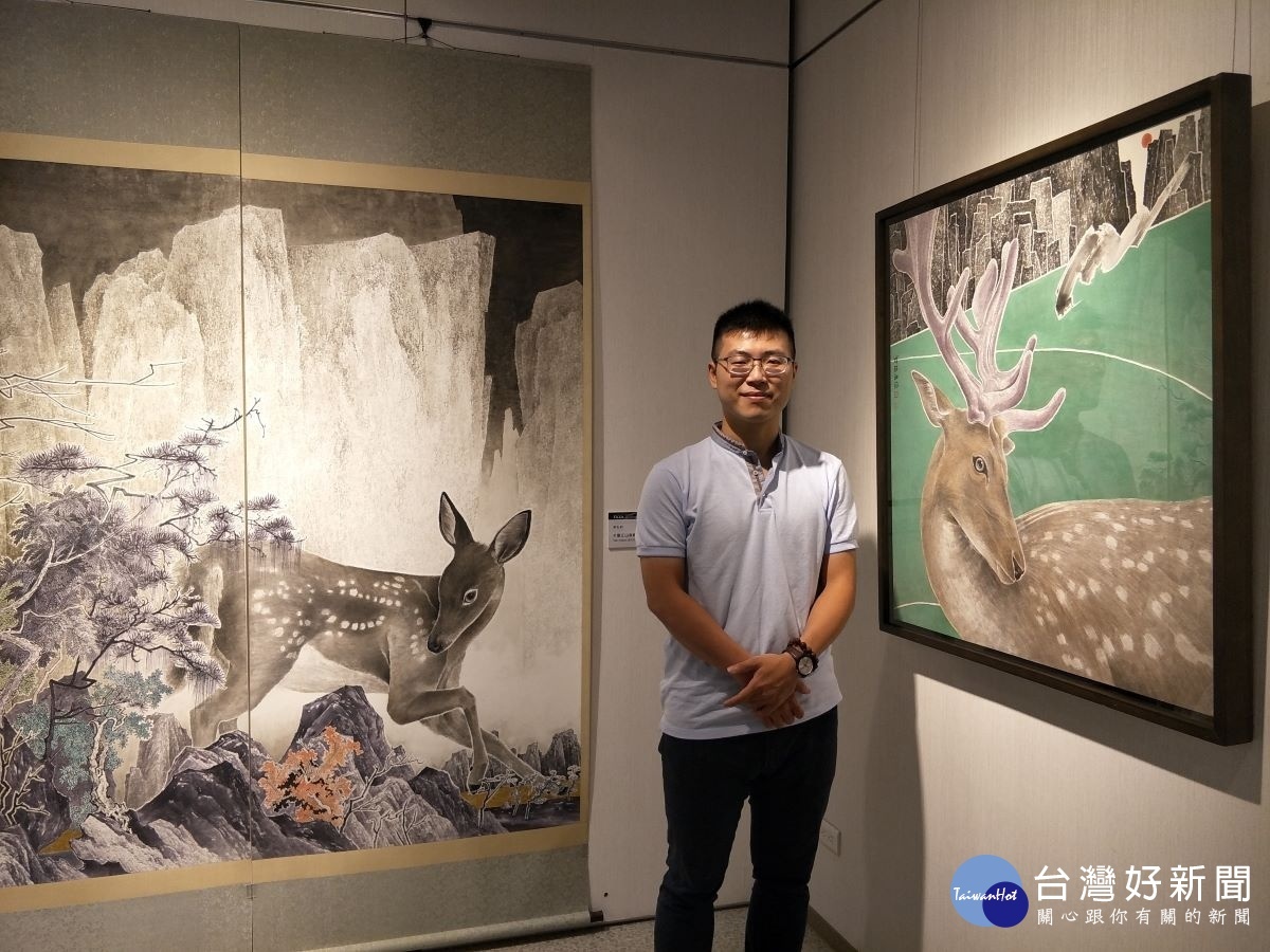 藝術家吳弘鈞娑婆世界系列以及「永懷訪古」作品。圖/記者鄧富珍攝