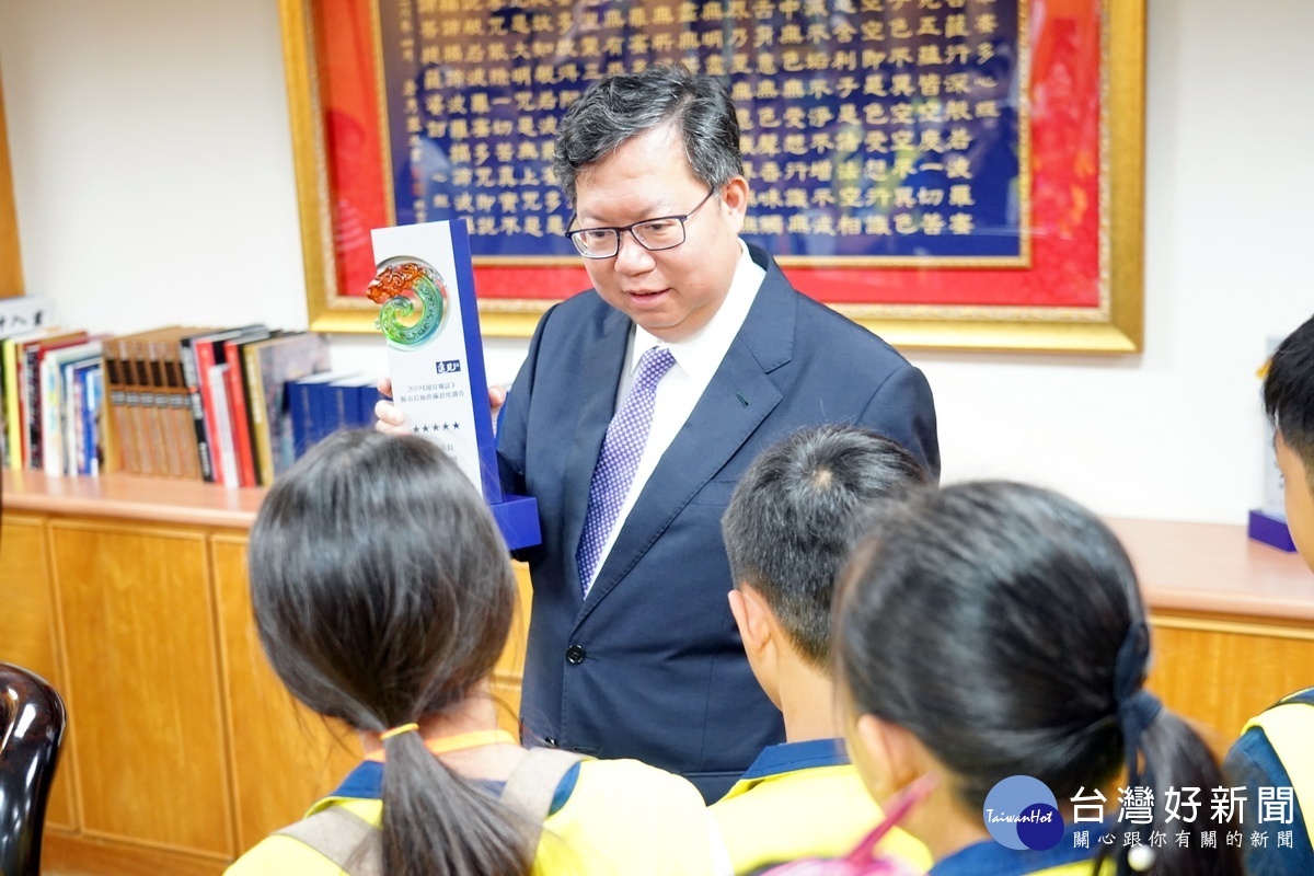 小小市長們參觀市長室,桃園市長鄭文燦秀出了五星級市長獎座。