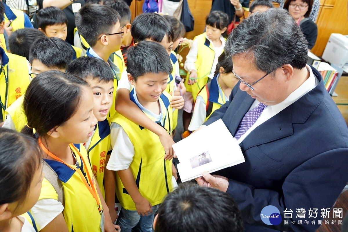 鄭文燦向小小市長信介紹他的新書「鄭文燦模式」。