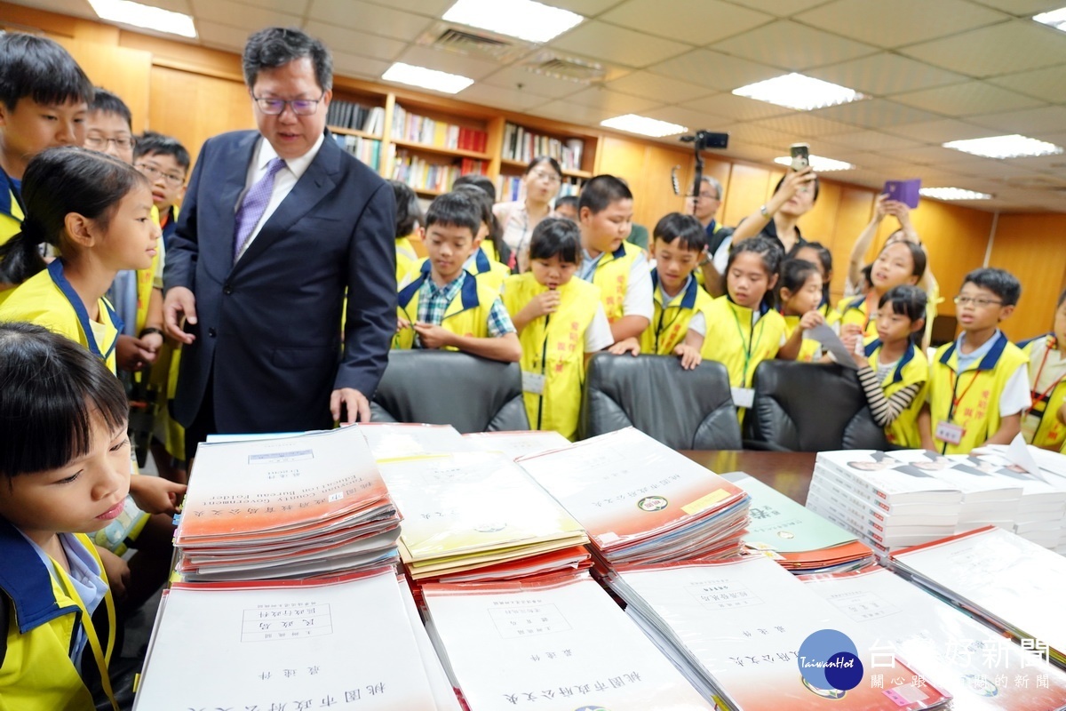 對於市長辦公桌上堆積如山的公文,小小市長們驚嘆「比我們的暑假作業還多耶」。