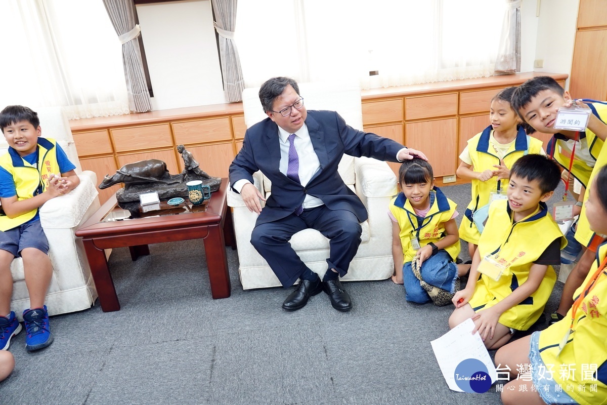 桃園市長鄭文燦擔任導覽與小小市長們互動熱絡。