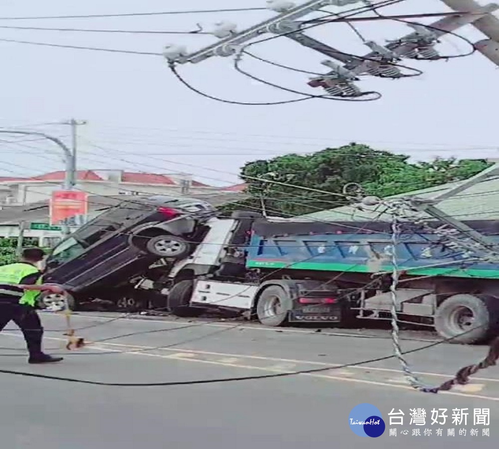 為拼賺奶粉錢 男子恍神撞上電線桿再追撞路邊2轎車