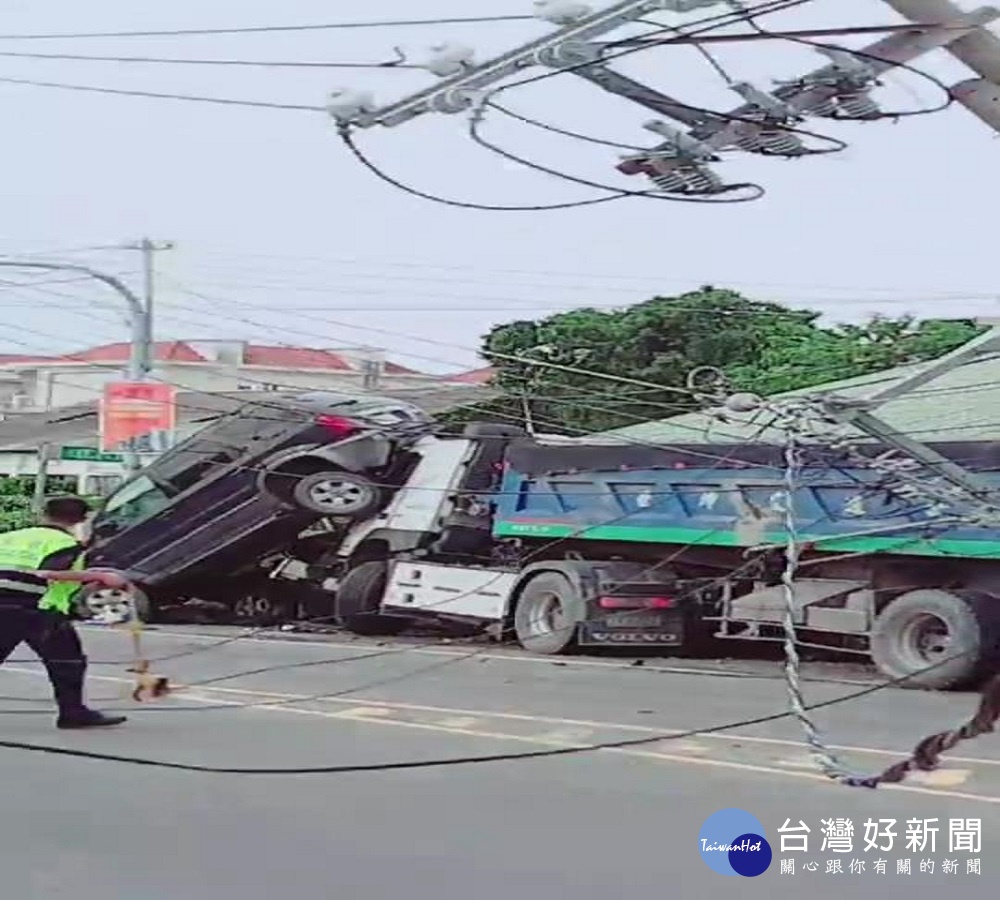 為拼賺奶粉錢　男子恍神撞上電線桿再追撞路邊2轎車