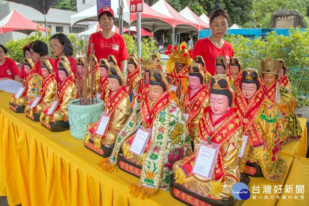 壽山巖觀音寺舉辦觀音菩薩回娘家,許多神尊排排坐的畫面相當壯觀。