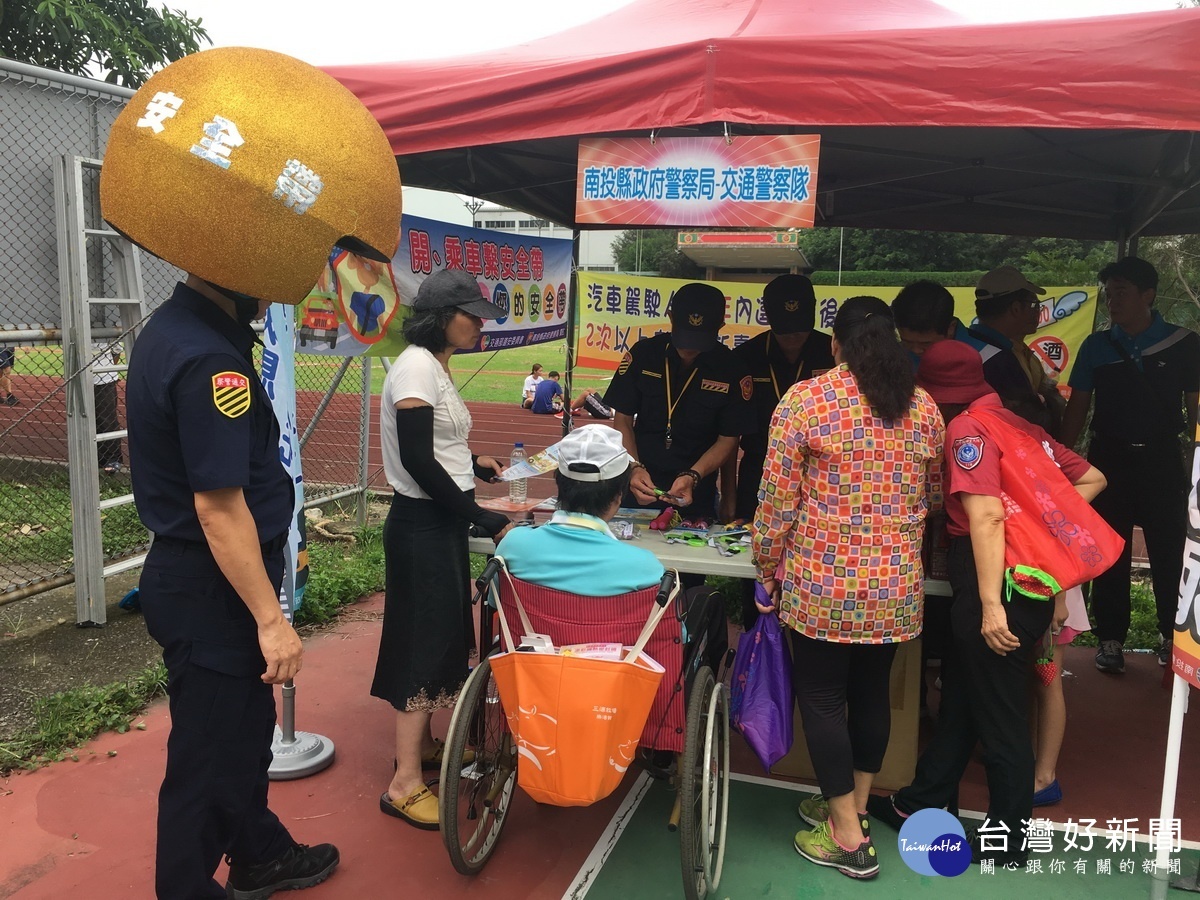 交通隊超大安全帽很吸睛。(記者扶小萍攝)