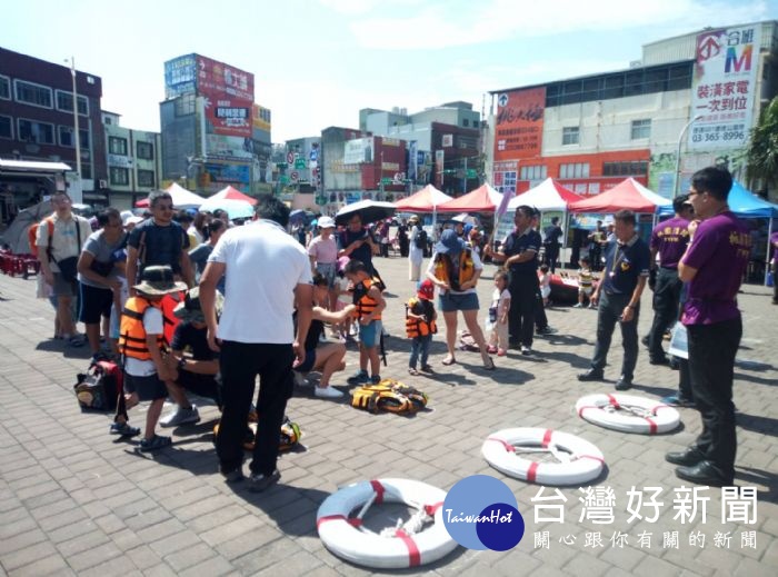 桃園市政府消防局舉辦「水域救援親子體驗營」加強水域救援宣導活動,使民眾提升防災意識。