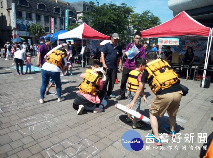 桃園市政府消防局舉辦「水域救援親子體驗營」加強水域救援宣導活動,使民眾提升防災意識。