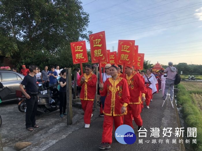 尊循古禮的迎親隊伍