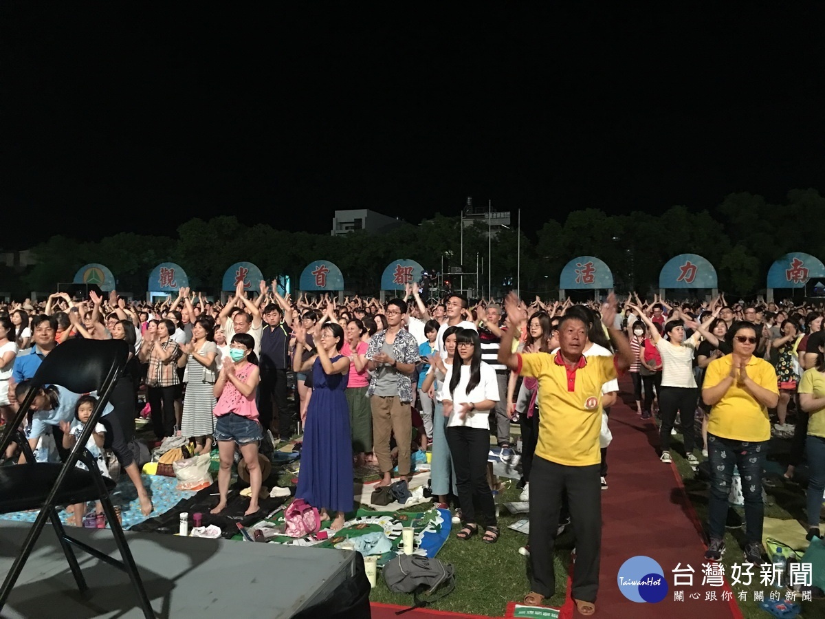 中場休息時大家也動動身體。(記者扶小萍攝)