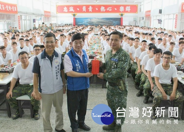 圖說：雲林縣政府前往台中成功嶺營區實施勞軍慰勉並致贈加菜金，展現軍民一心的愛國情操。