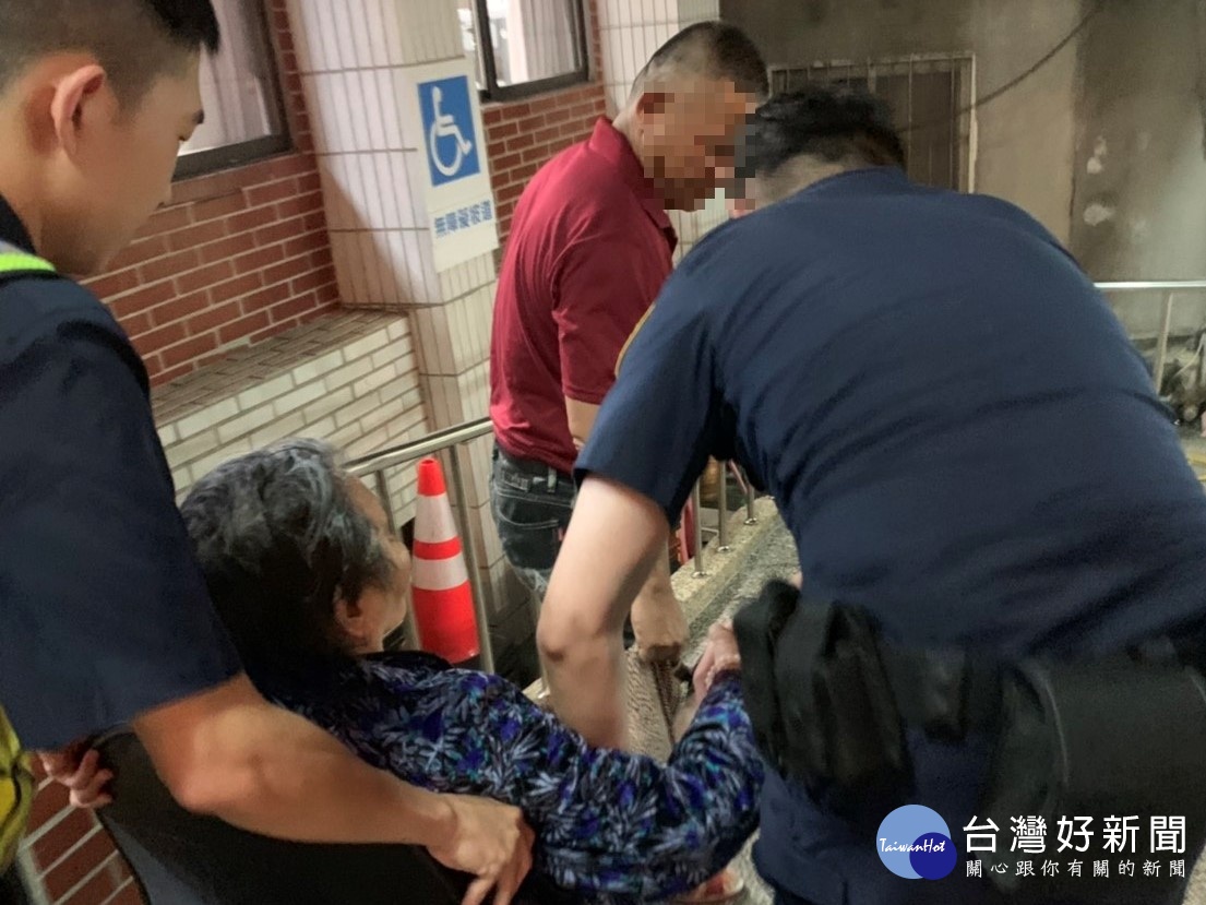 警方接獲民眾報案路邊草叢疑似有人倒臥,到場及時搭救年邁失智的老婦。