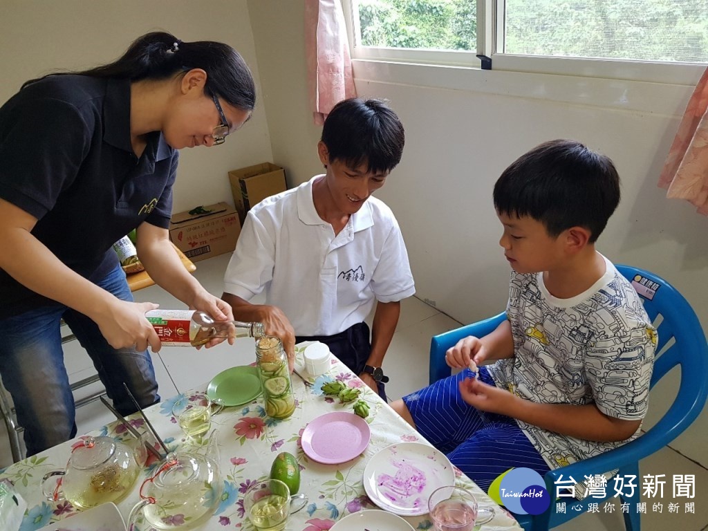 清優嶺-青農帶領採摘自種有機檸檬，並體驗檸檬醋DIY。（圖／記者王丰和攝）