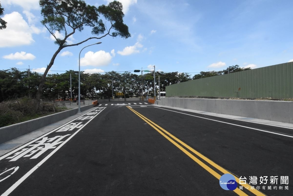 學府路聯外道路正式通車。