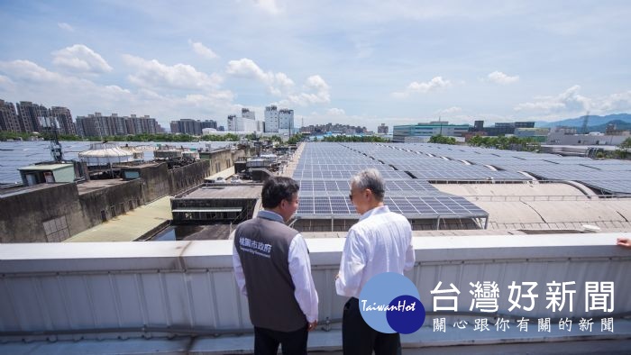 鄭市長希望透過新光紡織設置太陽光電系統的成功案例，帶動桃園市產業界的投入，讓綠能產業能夠發展、管理得更好。