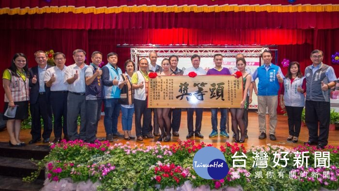 鄭文燦表示,持續推廣拉拉山高山烏龍茶,打響品牌知名度,並與榮獲頭等獎得主合影