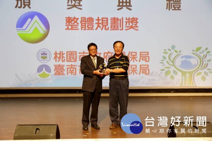環保局副局長陳增祥接受頒獎表揚。