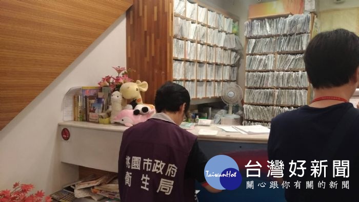 衛生局日前接獲民眾陳情桃園市八德區某診所為民眾看診後施打點滴時該藥劑疑似過期,衛生局立即派員稽查蒐證。