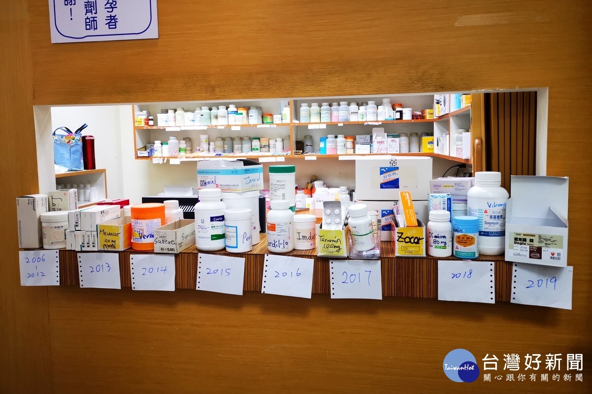 桃園市政府衛生局人員將於診所內查獲過期藥品多達36項。