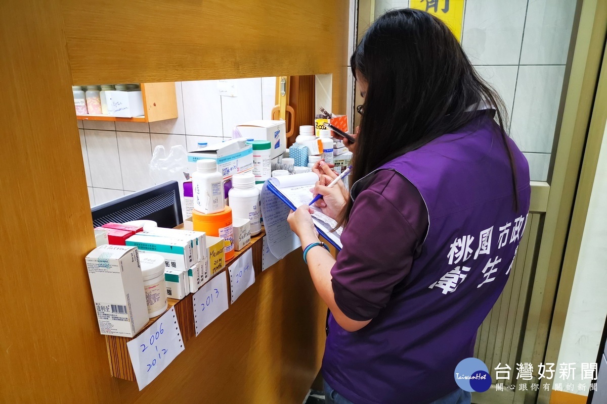 桃園市政府衛生局人員於八德區某診所內進行過期藥品的稽查與蒐證。