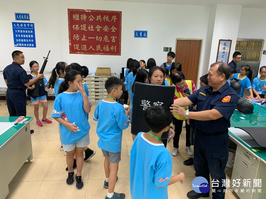 龍潭分局辦理「小小記者營」活動,讓青少年於暑假期間,從事正當休閒活動,避免因無知而觸法。