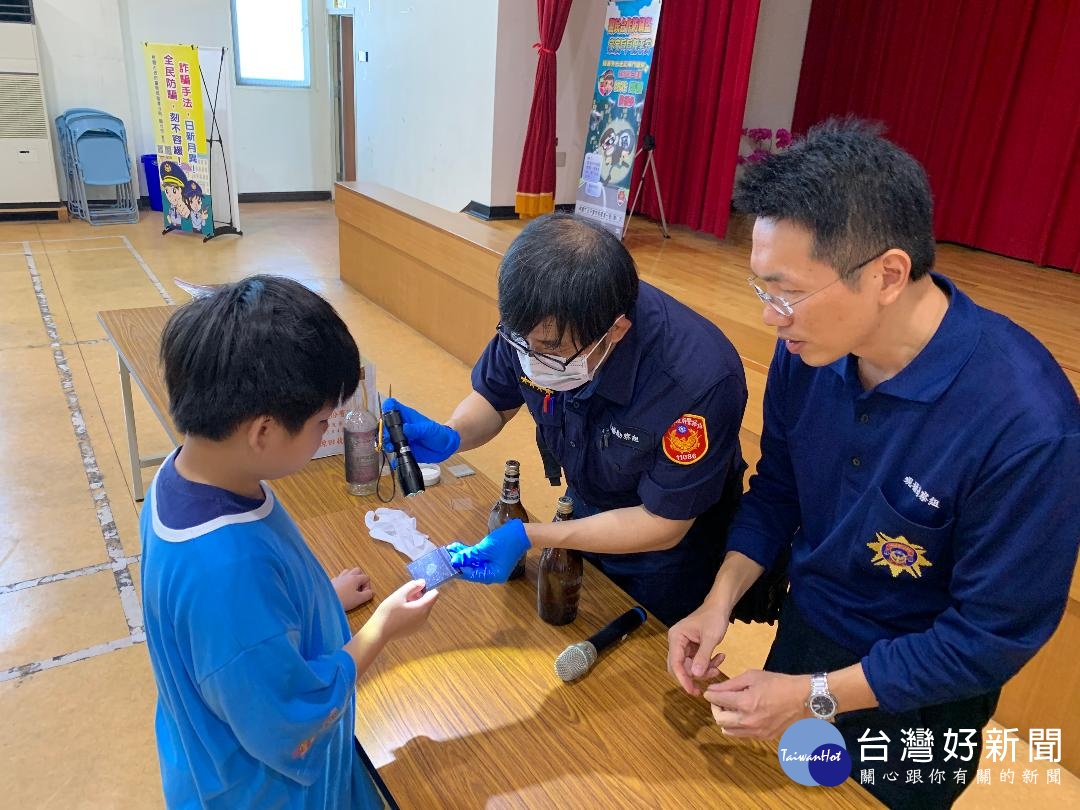 龍潭分局辦理「小小記者營」活動,讓青少年於暑假期間,從事正當休閒活動,避免因無知而觸法。