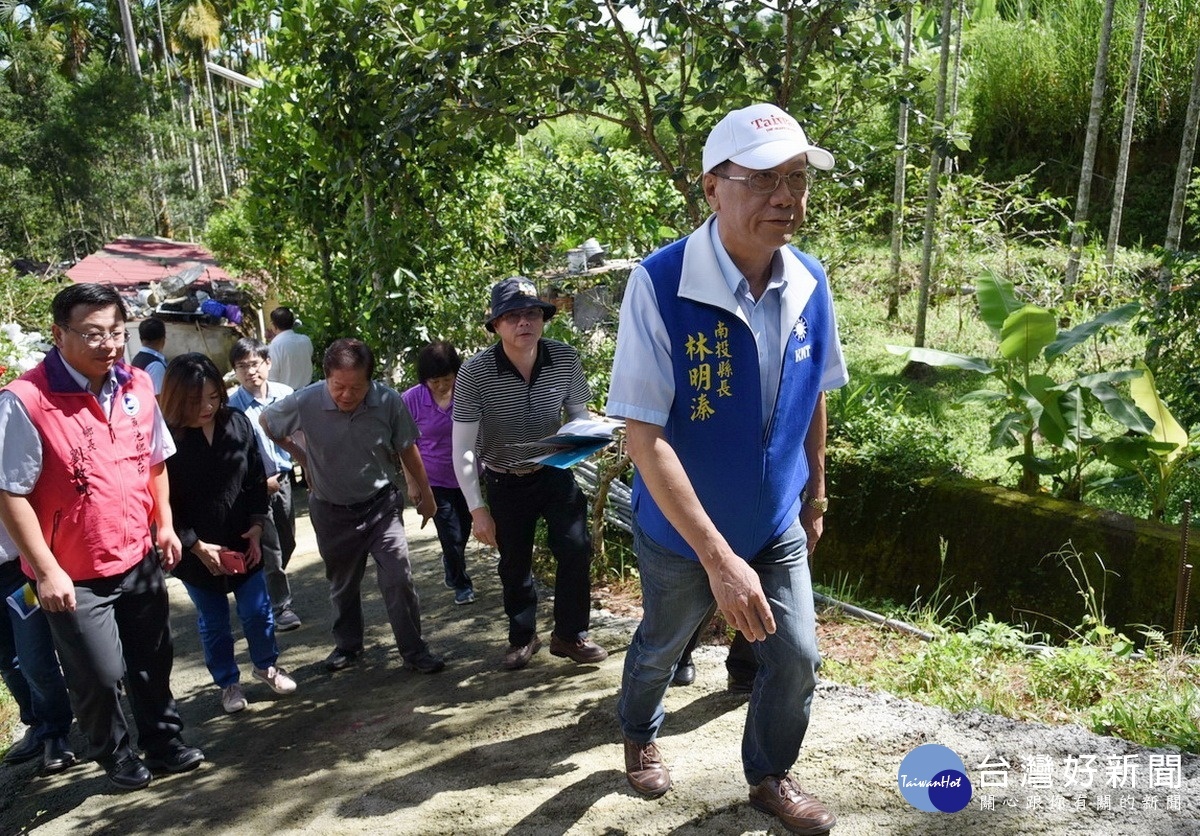 林縣長與立法委員馬文君〈左2〉及魚池鄉長劉啟帆〈左1〉，前往大雁村龍福宮旁會勘野溪排水工程。