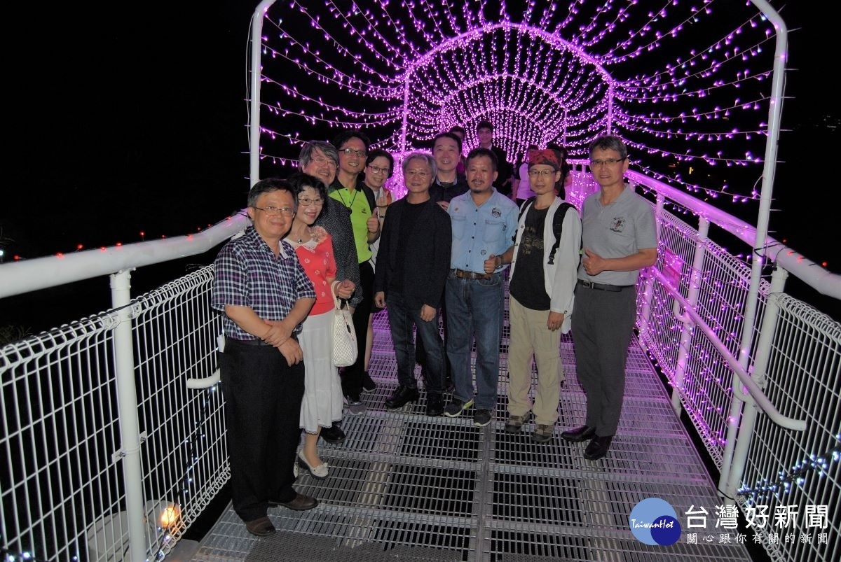 林世賢市長（左4）和詩人們在鵲橋的愛情光雕隧道合影。