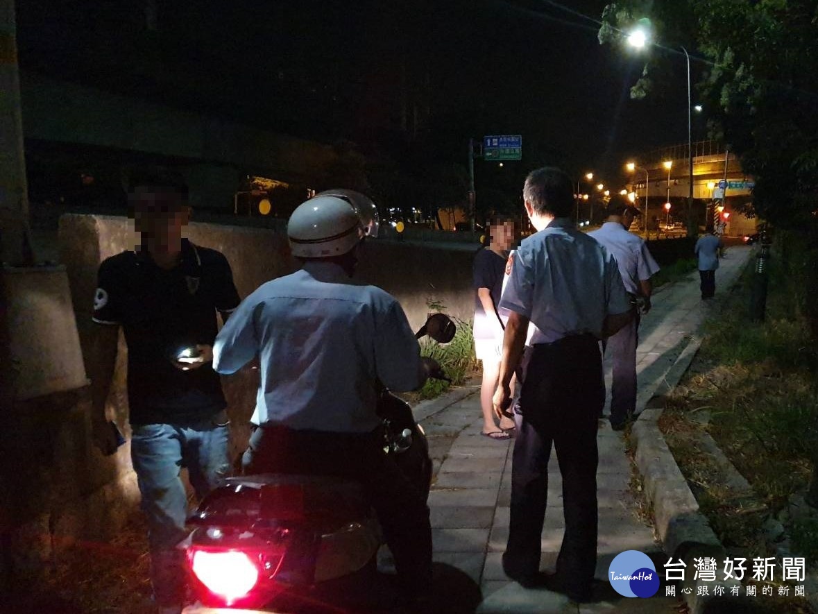 警方歷經5個多小時搜尋,順利在漆黑的農地溝渠內發現老翁並立即協助送醫救治。