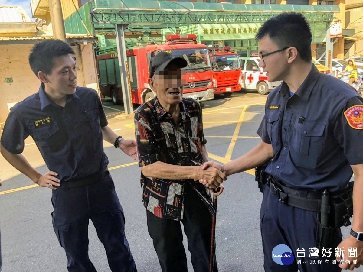 郭姓老翁懷念起30年前曾造訪的自助餐店，前往尋找不慎迷失街頭，在警方的護送下平安返家。