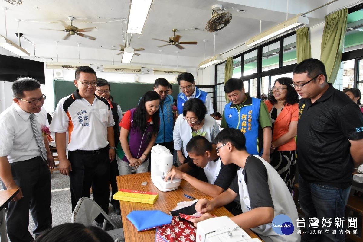 縣長王惠美參觀伸港國中家政設備受贈,並參加高甲戲曲文物館揭牌。