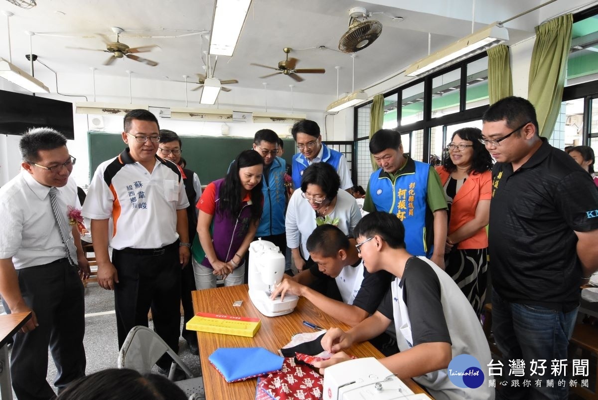 縣長王惠美參觀伸港國中家政設備受贈，並參加高甲戲曲文物館揭牌。