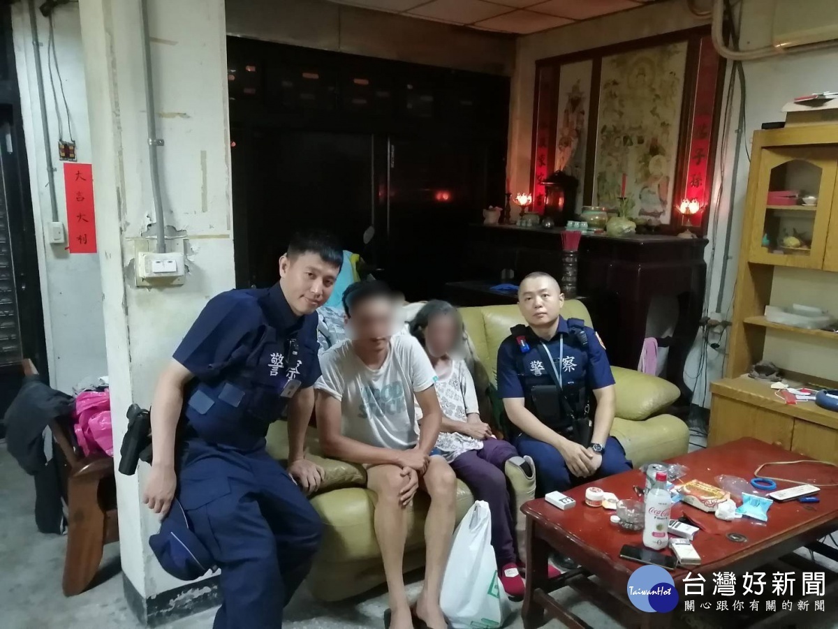 肢障女流浪街頭,暖警發現助返家。