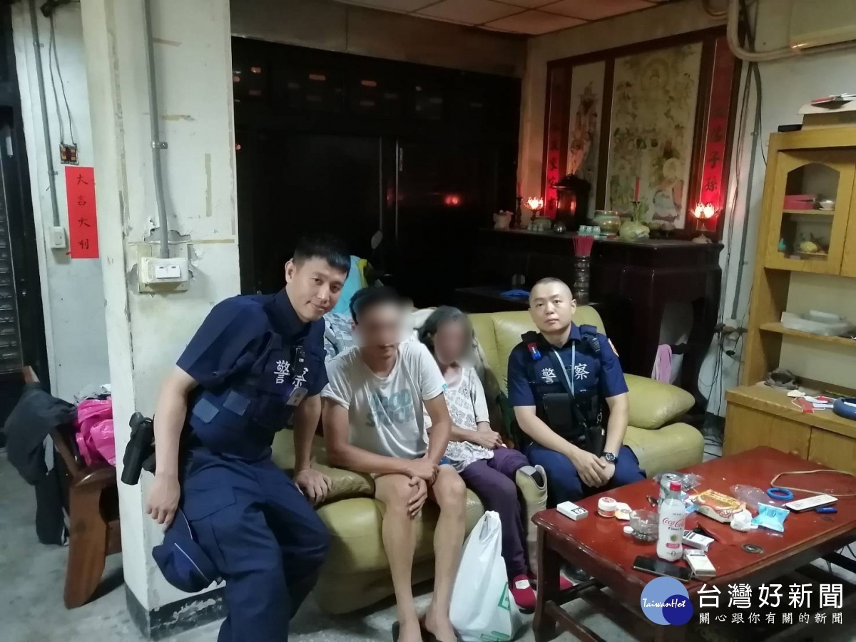 肢障女流浪街頭，暖警發現助返家。