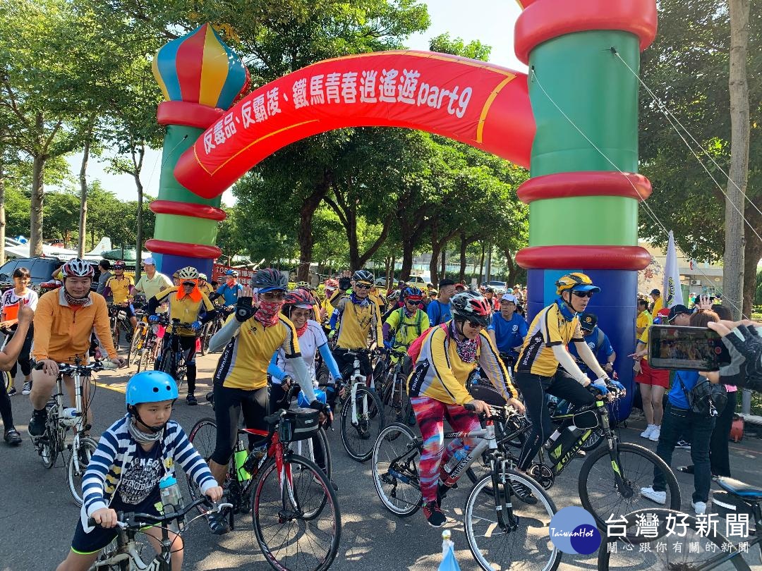 警方舉辦鐵馬逍遙遊提供青少年育樂休閒活動。