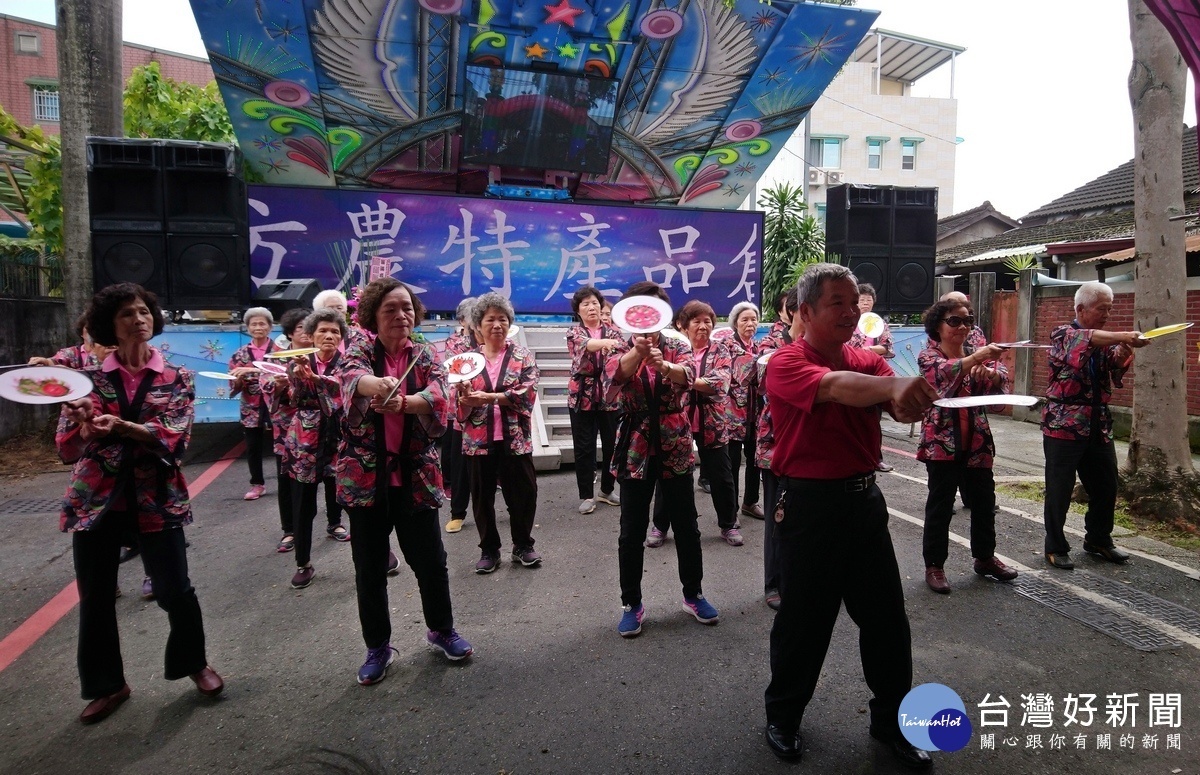社區長者的舞蹈表演。〈記者吳素珍攝〉
